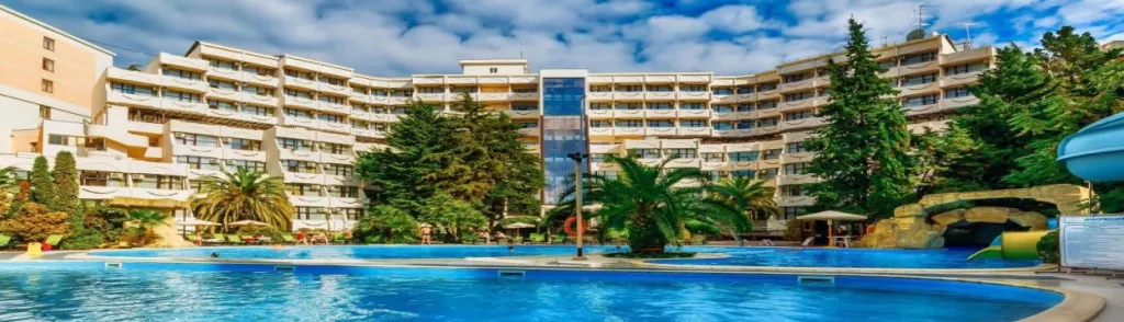 Lechebnyj-sanatorij-s-bassejnom-Zapolyare-otdyh-i-lechenie-v-Sochi.jpg